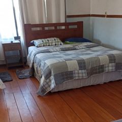 Cama dos plazas Hostal antonio varas de collao Cama dos plazas con velador